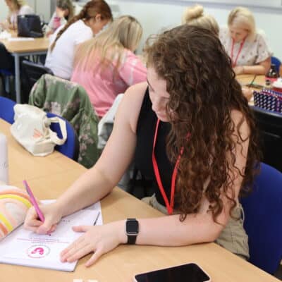 College cat expert delivers feline masterclass - students reading