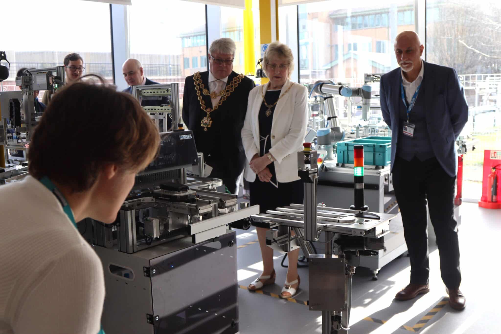 mayor in the smart hub with students